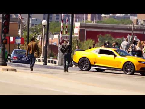filming - First he warms up. The tall guy in the red shirt at 00:20 is Chicago Bulls basketball player Jimmy Butler. In the scene, you will see Mark Wahlberg and his c...