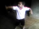 un niño bailando