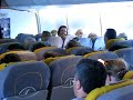 ドイツの飛行機でまさかの枕投げ！これにはキャビンアテンダントもびっくり。。のサムネイル3