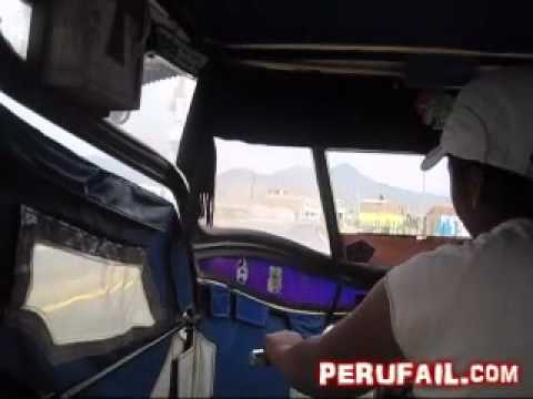 Un poste en medio de la pista pone en peligro a los conductores
