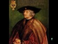 www.artehistoria.jcyl.es A mediados del siglo XV, los distintos reinos peninsulares viven momentos y situaciones muy diferentes. Castilla y Aragón salen muy fortalecidos del proceso reconquistador, especialmente el primero. Portugal ve en el Atlántico un ámbito propicio para su expansión, más de carácter económico que militar, mientras que Granada y Navarra apenas pueden luchar sino por mantenerse, frente al creciente poder de sus vecinos. Especialmente delicada es la situación del reino nazarí de Granada. Ultimo reducto islámico en una Europa cristiana, los gobernantes de la vieja ciudad de la Alhambra se ven forzados a pagar tributo a los reyes castellanos ya defenderse de sus cada vez más frecuentes incursiones, recordando con añoranza pasados tiempos de esplendor. Hecha para el disfrute de los sentidos, la magnífica Alhambra de los palacios y los patios, de los jardines y las fuentes verá con resignación cómo la conquista cristiana de Granada marca el comienzo de importantes modificaciones que habrán de suceder sobre su recinto. Por encima de todas, destacará el Palacio que mandará construir Carlos V, quien pretendió con este edificio levantar el gran centro político y residencial de su Imperio. El reinado de los Reyes Católicos supone la unión formal de las Coronas de Castilla y Aragón y el comienzo de la expansión a todos los niveles de estos reinos, tanto por tierras del Viejo Mundo como del Nuevo. Castilla conquista Granada, anexiona Navarra y emprende sus <b>...</b>