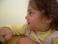 Melodi Sim bilgisayarda ad?n? yaz?yor