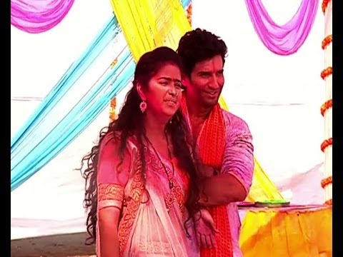 celebrates - Colors TV show 'Sasural Simar Ka' are also celebrating Holi on screen. In the show all the members of Bharadwaj family are playing Holi in a different way. W...
