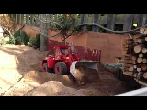 Radlader Arbeitsplatz - L25 shovel working hard making new road ways FOR SALE.