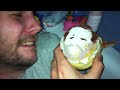 Click here to watch this video Robin äter sig själv som semla