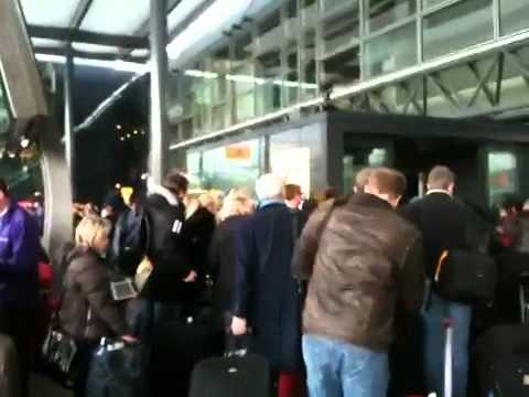 Pasajeros varados armaron un campamento en el aeropuerto de París