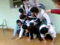 piramide humande de los chicos de fondo
