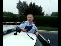 Dette er en lille film som blev filmet af en invandrer som bliver stoppet af politet. Manden har selv filmet dette med hans mobil-telefon. Han bliver stoppet af politiet og overfuser politiet med det ene modbydelige ord efter den anden. Muslimske drenge råber konstant op om at politiet forfølger dem - men måske er de selv ude om det. Langt de fleste folk der indvandrer eller flygter til danmark er fine mennesker der bare vil leve fredeligt sammen med alle andre danskere. Men denne klovn ...