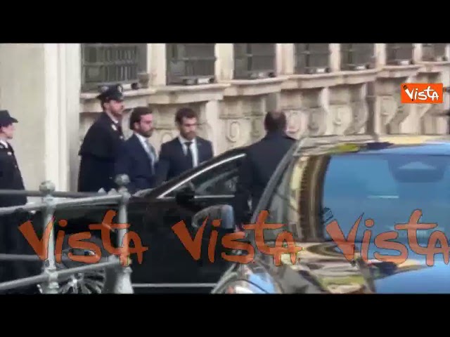 Zelensky arriva a Palazzo Chigi, in piazza gridano “Slava Ucraini"