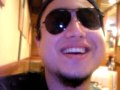 Depois de alguns copos de cerveja já um pouco alterado certas pessoas se sentem verdadeiros cantores, esta mais uma demonstração de ALEX OMURA se sentindo cantor de Zona UAhUHAuHAuhUAhUHAuHAuhUAh ... Ihhhhhh  ta CARENTE  !!!