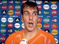 Rafael van der Vaart wordt geïnterviewd na de wedstrijd Nederland - Rusland. Het is een niet ggoed voor Nederland, ze wonnen van de wereldkampioen: Italië, van Frankrijk en van Roemenië. Alleen er is één Nederlander die glimt en dat is Guus Hiddink.