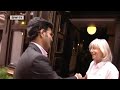 Was haben ein IT-Fachmann und die Grüne Soße gemeinsam? Eigentlich nicht viel. Im heutigen Teil unserer Serie aber schon. Der Inder Prabhanjan Gadela kocht in einer Frankfurter Apfelweingestätte dieses typische Gericht.Rezept für Grüne Soße mit EiSusanne Rudorf ist eine geborene Wagner. Und der Name steht in Frankfurt am Main für Gemütlichkeit und Apfelwein. In dritter Generation schon gibt es die Apfelweingaststätte Adolf Wagner in Frankfurt-Sachsenhausen. Dort hat Susanne Rudorf den indischen IT-Spezialisten Prabhanjan Gadela in die Geheimnisse dieser Spezialität eingeweiht. Die echte Frankfurterin und ihr Kochschüler haben Grüne Soße mit Ei gekocht - die vegetarische Variante der Gerichts. Ebenso typisch ist Frankfurter Grüne Soße mit Tafelspitz. Schon Johann Wolfgang von Goethe liebte dieses Essen. Nachdem der Frankfurter nach Weimar gezogen war, ließ er sich von seiner Mutter das Rezept mit der Post nachschicken, um auch fern der Heimat sein Lieblingsgericht genießen zu können. Das Geheimnis der Grünen Soße sind die Frische und die sieben Kräuter. Ca. 500g der folgenden Kräuter: Petersilie, Schnittlauch,Kerbel,Sauerampfer,Dill,Borretsch,KresseAlle Kräuter waschen und klein hacken, dann in eine große Schüssel geben.500g Sauerrahm mit einem Fettanteil von 10 Prozent unterrühren.1 Esslöffel Mayonnaise (Wer es leichter mag, kann auch Joghurt untermischen.)1Esslöffel Senf1 Esslöffel EssigSalz, Zucker und etwas Pfeffer zugeben und abschmecken.Dann die Eier hart kochen, abkühlen lassen, schälen und halbieren.Eier auf der fertigen Grünen Soße anrichten.Dazu Bratkartoffeln oder Pellkartoffeln servieren. Bitte nur die Bratkartoffel heiß servieren, aber auf keinen Fall die Grüne Soße und Eier.Susanne Rudorf und euromaxx wünschen einen 