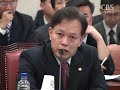 [노컷TV]주가가 장중 1200선이 무너지고, 급등하던 환율은 다시 1200원 가까이로 떨어지는 등 금융시장의 혼란이 지속됐습니다.정부는 최근 금융위기와 관련해 선진 8개국과 개도국 모임인 G20 회의에 적극 참여하는 등 국제공조를 강화하기로 했습니다.국정감사 닷새째인 오늘 서울지검에 대한 국정감사에서는 전정부와 현정부 인사들에 대한 수사 문제를 놓고 여야가 격돌했습니다.정부는 방송광고 시장을 경쟁체제로 전환하기 위해 민영 미디어렙을 도입하되 구체적인 방안은 각계의 의견을 들어 내년에 결정하기로 했습니다. 경영권 불법 승계와 조세 포탈 등의 혐의로 기소된 이건희 전 삼성그룹회장이 항소심에서도 1심과 같은 집행유예를 선고받았습니다. 업체로부터 돈을 받은 혐의로 검찰 수사선상에 올랐던 김영철 전 국무총리실 사무차장이 오늘 아침 자신의 집에서 목을 매 숨진 채 발견됐습니다.◆ CBS 노컷뉴스(노컷TV) 채승옥PD◆ 인터넷뉴스의 새로운 상상, 노컷TV 　 ⓒ CBS 노컷뉴스 무단전재 및 재배포 금지 ◆ 바로가기 노컷TV http://www.nocut.tv            노컷뉴스　http://www.nocutnews.co.kr