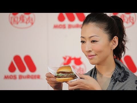 松雪泰子が「大好きな」モスバーガーCMに
