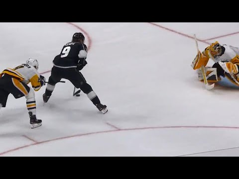 Video: Kings' Kempe shows patience beats Penguins' DeSmith