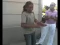 canelita cantando en la calle