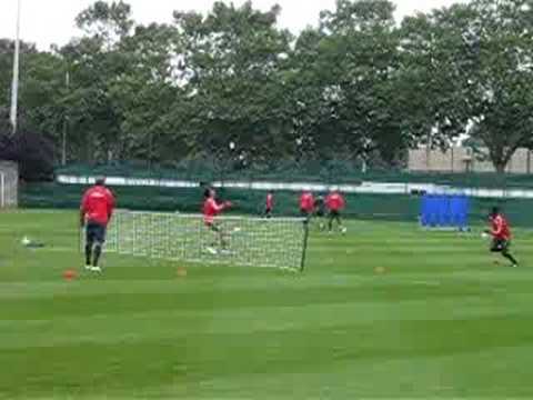 Mensah jugando f&uacute;tbol tenis