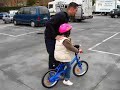 Clara aprende a montar en Bici