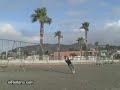Chica casi pierde la cabeza jugando en columpio