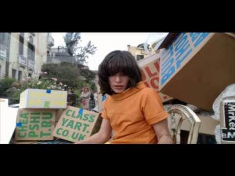 Milla Jovovich se encierra en una urna de cristal como protesta contra el consumismo
