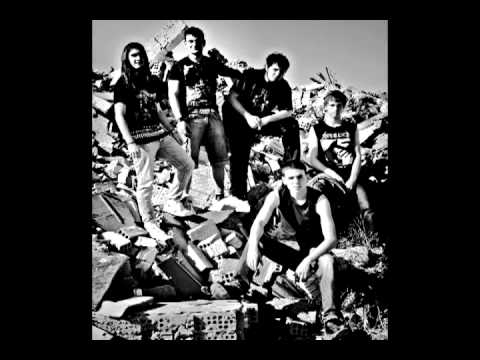 peniciline - Primera canción grabada en los estudios del túnel (Zaragoza) Componentes del grupo: Jandro: bajista Adri: cantante Diego: guitarrista Luis: guitarrista Samue...
