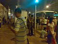 街头老外满头大汗一脸无奈