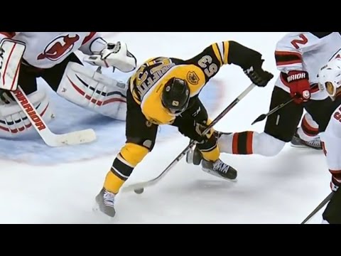 Griffith scores no-look between the legs goal