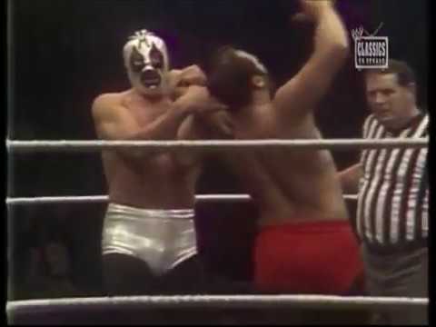 WWWF - WWWF TV WRESTLING- SUPERSTAR GRAHAM ATTACKS CHIEF PETER MAVIA,IVAN PUTSKI, MIL MASCARAS,ANDRE THE GIANT,PROF.TANAKA AND MR FUJI. ALL RIGHTS OWNED BY WWE ENTE...