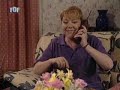 mar�a garral�n web oficial
http://www.mariagarralon.es

----

paralelamente, alex, el novio y jefe de valle, propone a la pandilla organizar una fiesta estilo full monty para ganar dinero de cara al viaje de fin de curso. �l se compromete a proporcionarles las bebidas a bajo precio. los chicos aceptan la propuesta, excepto quimi, que no se f�a. cuando todo est� preparado, alex no se presenta con las bebidas. la fiesta parece abocada al fracaso. a �ltima hora, quimi decide ayudar a sus amigos para sacar adelante el espect�culo. sin embargo, no conoce muy bien la coreograf�a y es el �nico que realiza un desnudo integral, para delirio de todas las espectadoras (alumnas y profesoras). el �xito es rotundo, aunque valle se siente decepcionada con alex.

lolo vapulea a su padre al ajedrez. dolido por ello, luis pide ayuda a f�lix, quien le da consejos por tel�fono mientras juega otra partida contra lolo. el ni�o lo descubre y se r�e de �l. roc�o y luis se ven obligados a dar una lecci�n de humildad al ni�o. 
bego quiere quedarse con un perro que ha encontrado en la calle. ana apoya a la ni�a, mientras que alfredo est� en contra. bego se lleva al perro al colegio para ense��rselo a sus amigos. una vez all�, organiza un gran revuelo y es encerrado en la perrera. los ni�os deciden visitarle por su cuenta y riesgo. bego abre la puerta de la jaula y es atacada por el animal. 

la relaci�n entre suso y marta es un hecho p�blico, lo que provoca m�s de un comentario en los pasillos del colegio. cuando el padre de la estudiante se entera la encierra en casa. ante la dif�cil situaci�n, profesor y alumna se fugan. tras una noche de pasi�n, suso convence a marta para que esperen unos a�os m�s antes de continuar con su relaci�n. al volver al colegio, la direcci�n cambia a suso de grupo de estudiantes, mientras marta se enfrenta a su padre.