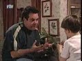 mar�a garral�n web oficial
http://www.mariagarralon.es

----

paralelamente, alex, el novio y jefe de valle, propone a la pandilla organizar una fiesta estilo full monty para ganar dinero de cara al viaje de fin de curso. �l se compromete a proporcionarles las bebidas a bajo precio. los chicos aceptan la propuesta, excepto quimi, que no se f�a. cuando todo est� preparado, alex no se presenta con las bebidas. la fiesta parece abocada al fracaso. a �ltima hora, quimi decide ayudar a sus amigos para sacar adelante el espect�culo. sin embargo, no conoce muy bien la coreograf�a y es el �nico que realiza un desnudo integral, para delirio de todas las espectadoras (alumnas y profesoras). el �xito es rotundo, aunque valle se siente decepcionada con alex.

lolo vapulea a su padre al ajedrez. dolido por ello, luis pide ayuda a f�lix, quien le da consejos por tel�fono mientras juega otra partida contra lolo. el ni�o lo descubre y se r�e de �l. roc�o y luis se ven obligados a dar una lecci�n de humildad al ni�o. 
bego quiere quedarse con un perro que ha encontrado en la calle. ana apoya a la ni�a, mientras que alfredo est� en contra. bego se lleva al perro al colegio para ense��rselo a sus amigos. una vez all�, organiza un gran revuelo y es encerrado en la perrera. los ni�os deciden visitarle por su cuenta y riesgo. bego abre la puerta de la jaula y es atacada por el animal. 

la relaci�n entre suso y marta es un hecho p�blico, lo que provoca m�s de un comentario en los pasillos del colegio. cuando el padre de la estudiante se entera la encierra en casa. ante la dif�cil situaci�n, profesor y alumna se fugan. tras una noche de pasi�n, suso convence a marta para que esperen unos a�os m�s antes de continuar con su relaci�n. al volver al colegio, la direcci�n cambia a suso de grupo de estudiantes, mientras marta se enfrenta a su padre.