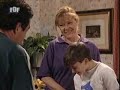 mar�a garral�n web oficial
http://www.mariagarralon.es

----

paralelamente, alex, el novio y jefe de valle, propone a la pandilla organizar una fiesta estilo full monty para ganar dinero de cara al viaje de fin de curso. �l se compromete a proporcionarles las bebidas a bajo precio. los chicos aceptan la propuesta, excepto quimi, que no se f�a. cuando todo est� preparado, alex no se presenta con las bebidas. la fiesta parece abocada al fracaso. a �ltima hora, quimi decide ayudar a sus amigos para sacar adelante el espect�culo. sin embargo, no conoce muy bien la coreograf�a y es el �nico que realiza un desnudo integral, para delirio de todas las espectadoras (alumnas y profesoras). el �xito es rotundo, aunque valle se siente decepcionada con alex.

lolo vapulea a su padre al ajedrez. dolido por ello, luis pide ayuda a f�lix, quien le da consejos por tel�fono mientras juega otra partida contra lolo. el ni�o lo descubre y se r�e de �l. roc�o y luis se ven obligados a dar una lecci�n de humildad al ni�o. 
bego quiere quedarse con un perro que ha encontrado en la calle. ana apoya a la ni�a, mientras que alfredo est� en contra. bego se lleva al perro al colegio para ense��rselo a sus amigos. una vez all�, organiza un gran revuelo y es encerrado en la perrera. los ni�os deciden visitarle por su cuenta y riesgo. bego abre la puerta de la jaula y es atacada por el animal. 

la relaci�n entre suso y marta es un hecho p�blico, lo que provoca m�s de un comentario en los pasillos del colegio. cuando el padre de la estudiante se entera la encierra en casa. ante la dif�cil situaci�n, profesor y alumna se fugan. tras una noche de pasi�n, suso convence a marta para que esperen unos a�os m�s antes de continuar con su relaci�n. al volver al colegio, la direcci�n cambia a suso de grupo de estudiantes, mientras marta se enfrenta a su padre.