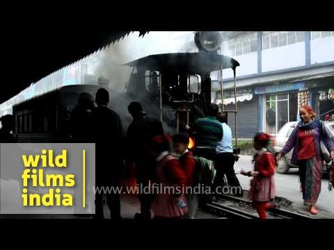 how to reach darjeeling from kolkata by train