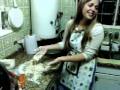 Danu cocinando pizzas