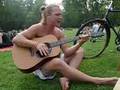 videos de Guy in the park