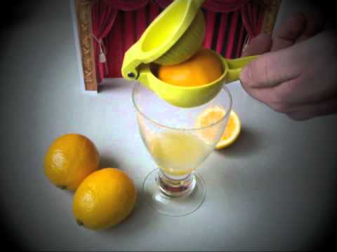 how to use a lemon squeezer