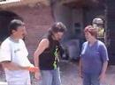 Paleando escombros y campamento de compañerismo