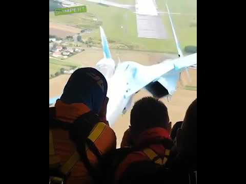 Podleciał myśliwcem do samolotu transportowego. Niesamowity widok z wnętrza