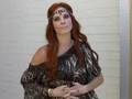 videos de Phoebe Price promoting her new line of head bands