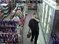 Un homme arrive dans une superette à...