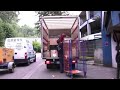 O transporte de mercadorias dentro das cidades, quer ao nível das entregas ou da recolha, são uma grande dor de cabeça para as Empresas transportadoras.  Os problemas de trânsito são uma constante, e outro dos inconvenientes é o estacionamento. Para os clientes isto também representa alguns incómodos, porque muitas vezes as encomendas não são entregues a tempo e horas. A nível ambiental a pegada é grande, porque a entrada de veículos automóveis nas cidades representa muito CO2 na atmosfera.A Empresa francesa La Petite Reine lançou em 2001 um novo serviço com um veículo chamado CargoBike. O CargoBike é uma bicicleta com contentor de 1500 lts, capaz de transportar a distâncias não superiores a 30 kms cerca de 150 kgs. A bicicleta é operada a pedal mas também tem a possibilidade de ser abastecida electricamente através de baterias.O sucesso da iniciativa foi tal, que a La Petite Reine tem acordos com a DHL e a farmacêutica Sanofis para entregas de pequenas encomendas em Paris e outras cidades francesas. Em 2008 atingiram a cifra de 1 milhão de entregas, e nesse ano a Empresa estendeu-se à Suiça ( Geneve ) e a Inglaterra (Londres).Sendo um equipamento mais ecológico, o CargoBike é também mais económico permitindo custos até 40% mais baixos que os preços praticados pelas transportadoras tradicionais. É um negócio com muito interesse e que pode ser replicado em Portugal. até porque, é uma actividade interessante para quem quer criar o seu próprio emprego.