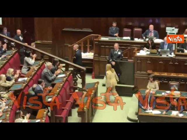 Meloni saluta con la mano uscendo dall'Aula della camera dopo informativa su Consiglio Ue