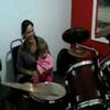 A menina e a Lika com a bateria