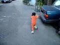 韋晴騎滑板車