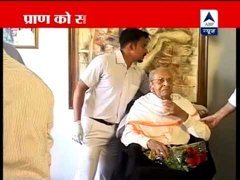 Pran given the Dada Saheb Phalke award at his Mumbai residence