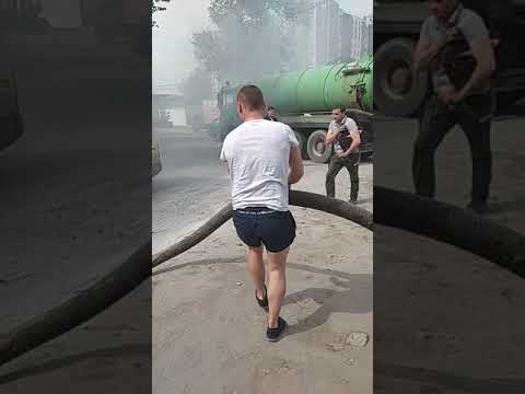 Bardzo rzadki sposób gaszenia samochodu szambiarką