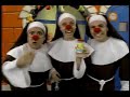 parte 3 capitulo 3 el santo convento pataclaun
esta es la historia de betty, pancha y rita, tres divertidas y torpes delincuentes que, en su intento por escapar de la justicia, han ido a parar al convento de las hermanas del perpetuo embrollo donde, haci�ndose pasar por sor bete, sor rento y sor rita, viven poniendo de cabeza al convento y a la madre superiora.

pero estas tres falsas monjitas no estar�n solas en sus disparatadas aventuras. gracias a la nobleza de la madre superiora quien ha abierto el convento a los necesitados del se�or, las acompa�ar�n don carlos, un criollo antiguo quien conoce la verdadera identidad del tr�o y quien vivir� tratando de sacar ventaja de la situaci�n; el capit�n coyote, digno oficial de la benem�rita guardia nacional que conf�a ciegamente en las monjitas y desconf�a a viva voz de don carlos y de quien sor rita est� perdidamente enamorada, y finalmente monchi, una beb� que a pesar de su dulce apariencia, est� lejos de ser la inocente criatura que todos esperan.

todos ellos har�n de 