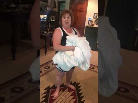 Rozbawiła wszystkich do łez, pokazując najlepsza metodę składania prześcieradła z gumką.