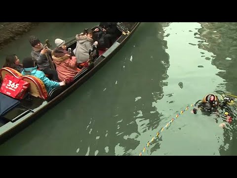 Venedig-Urlauber staunen: Gondoliere tauchen ab