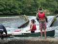 Jasmien en Lisa gaan door het dubbele bassin op de Allier, tussen Langeac en Chilhac.