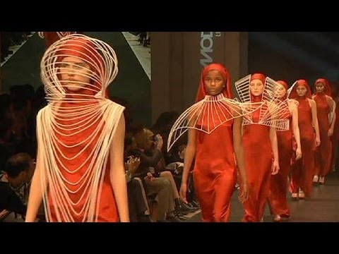 steps - Lisbon Fashion Week has kicked off with shows from a groups of new young Portuguese designers. One of them, Olga Noronha, says she wants to merge anatomy and...